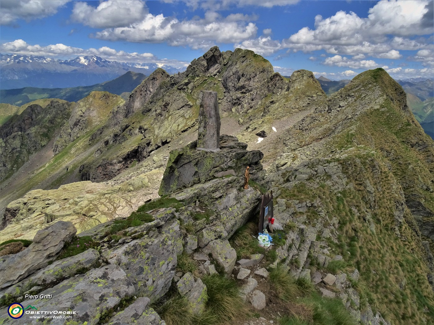 47 Ponteranica orientale (2378 m) da Madonnina a ricordo.JPG